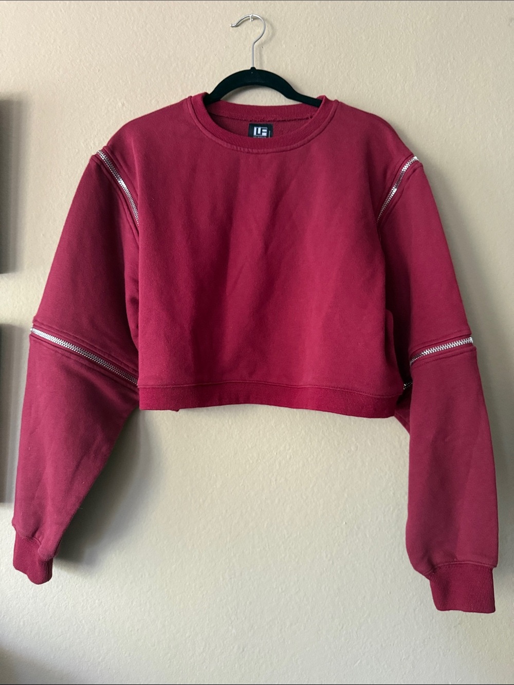 Versatile LF cropped sweatshirt with removable zipper sleeves.